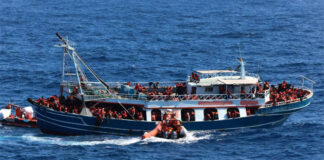 El barco de MSF rescata a 330 migrantes mientras 2.500 siguen hacinados en Lampedusa