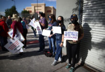 Manifestantes exigen en la frontera de Texas el fin de medidas antiinmigrantes de Abbott