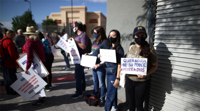 Manifestantes exigen en la frontera de Texas el fin de medidas antiinmigrantes de Abbott
