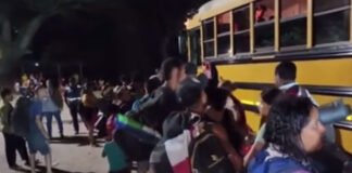 Núcleos familiares de migrantes son trasladados de forma gratuita hacia la frontera de Guatemala