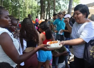 Nueva York ampliará entre los inmigrantes la entrega de tarjetas de débito para comidas