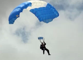 Nuevamente el show de paracaidistas el más aplaudido en los desfiles