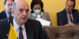 Abren una investigación contra el canciller colombiano por cesar licitación de pasaportes