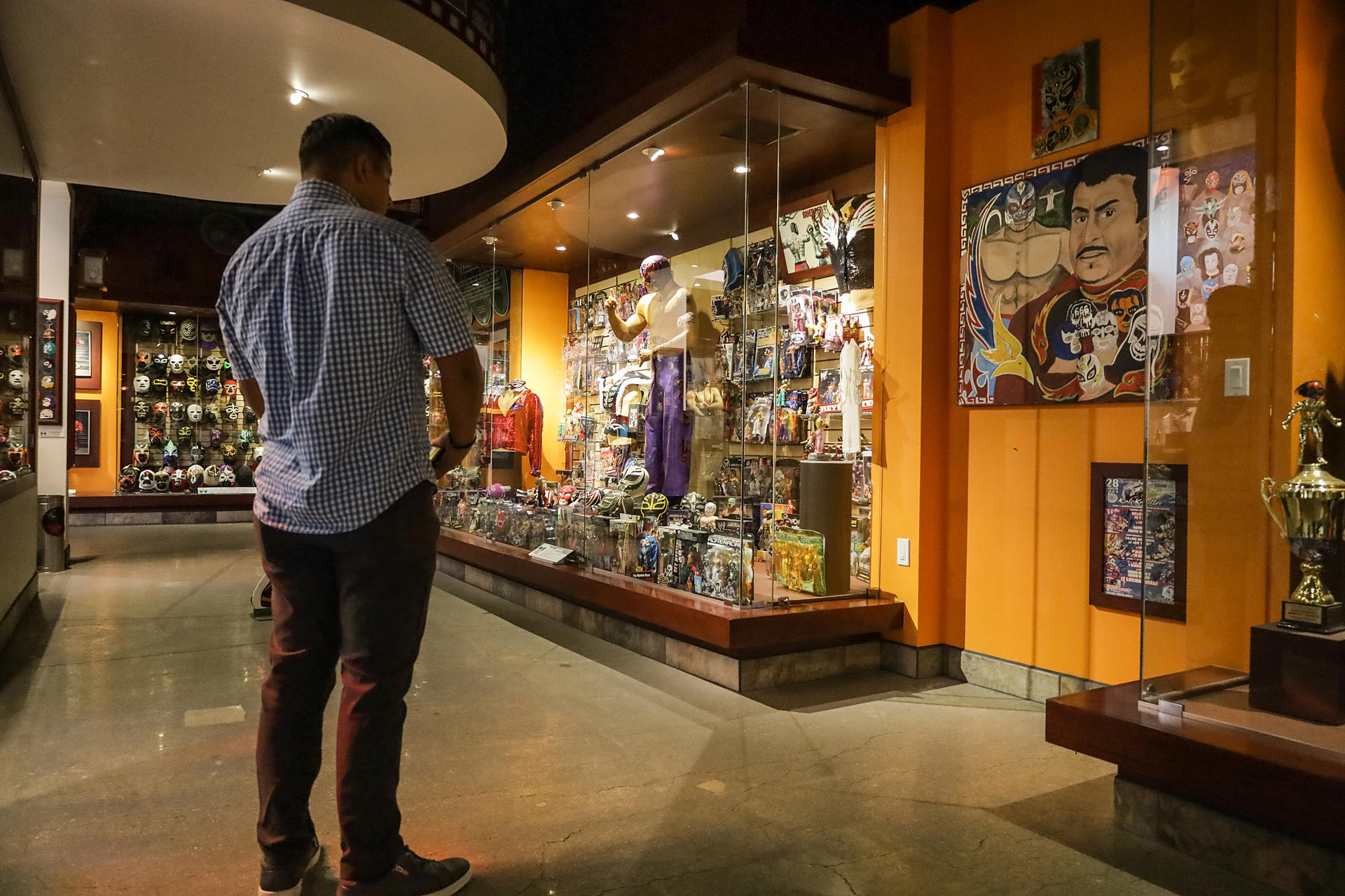 Una persona observa piezas de colección en el Museo de la Lucha Libre Mexicana (MULLME), el 20 de septiembre de 2023 en la fronteriza Tijuana, Baja California (México). EFE/Joebeth Terríquez
