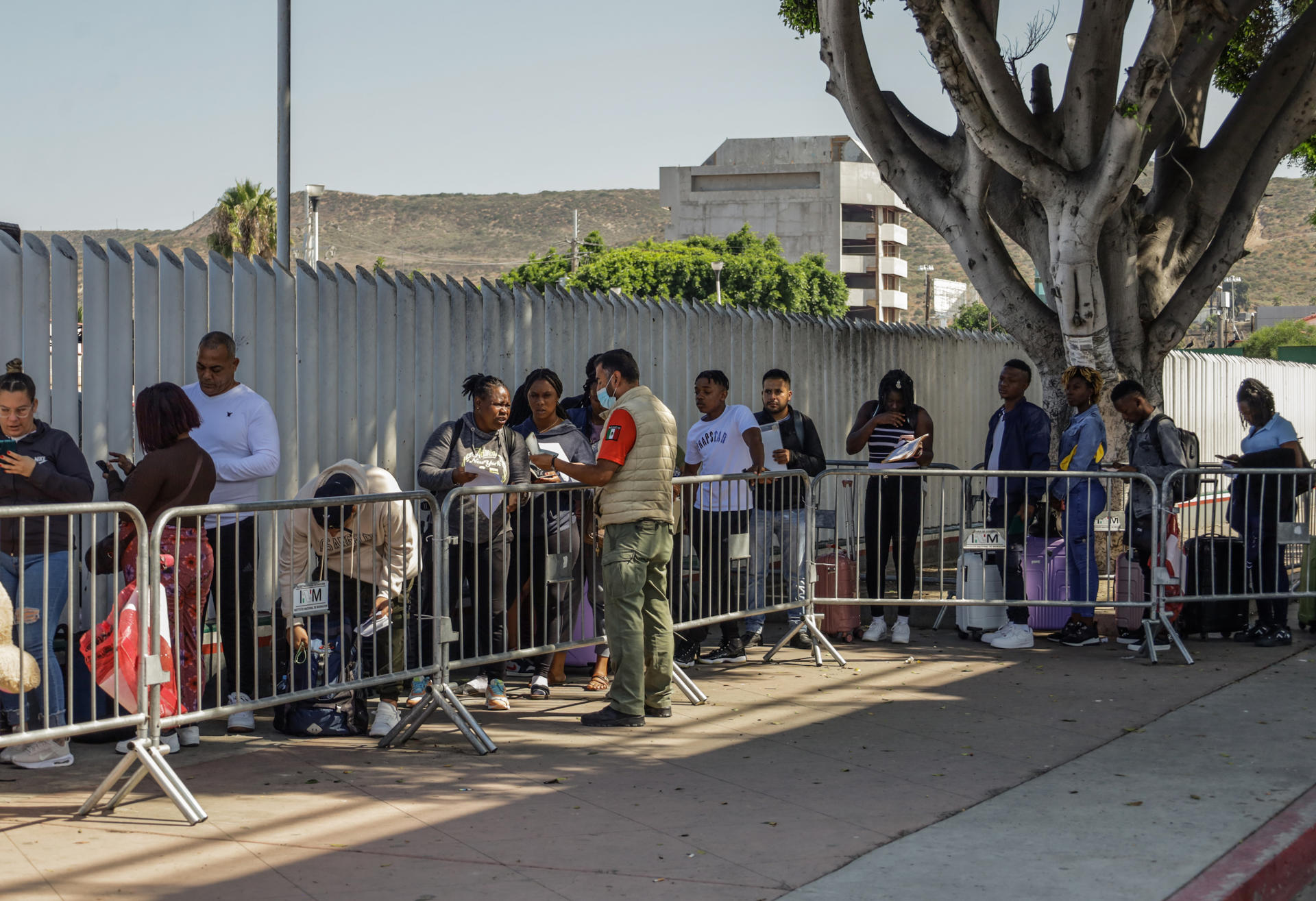Migrantes de diversas nacionalidades hacen fila para ingresar a Estados Unidos por la garita del Chaparral, el 21 de septiembre de 2023 en Tijuana, Baja California (México). EFE/Joebeth Terríquez
