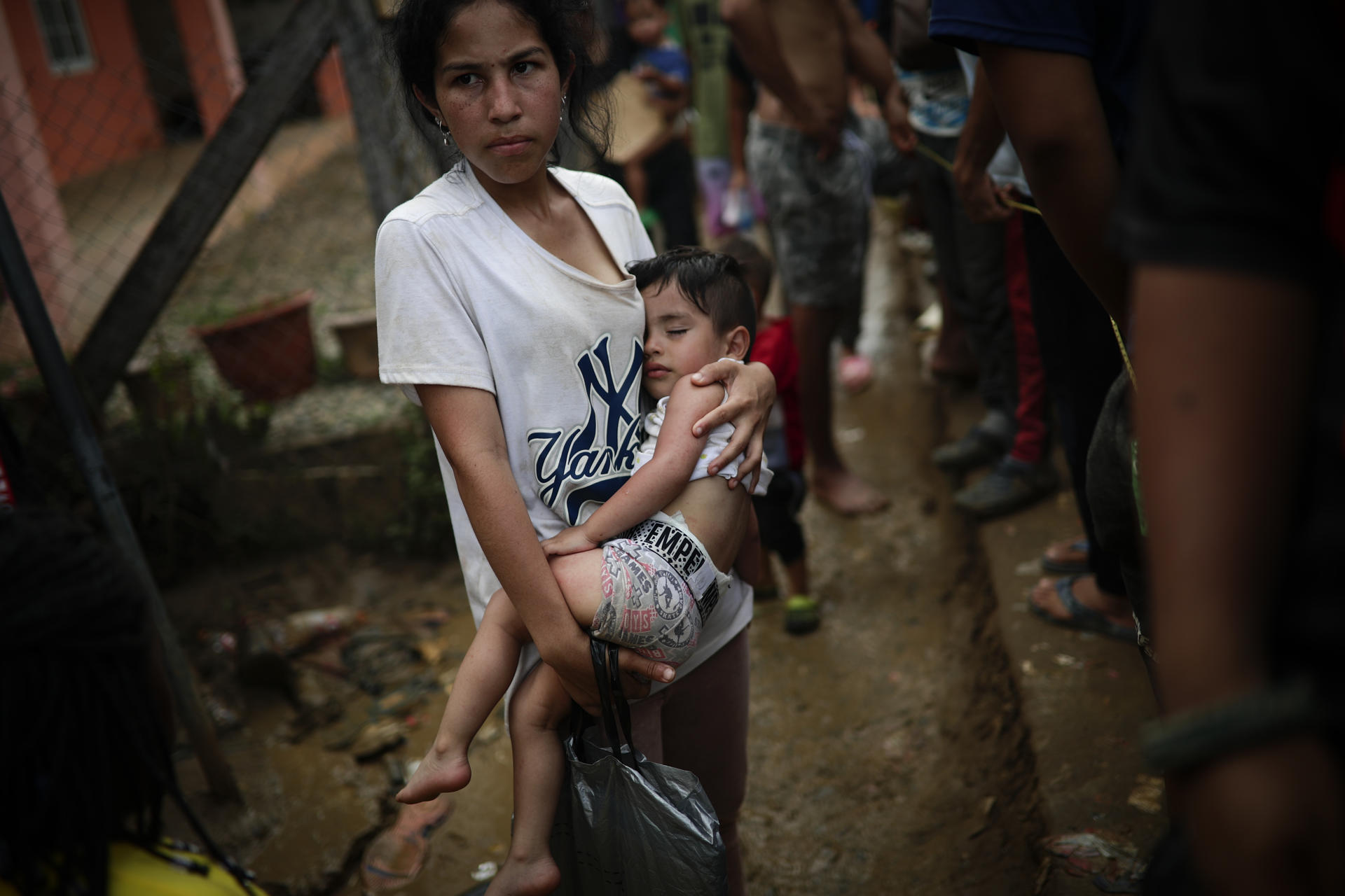 Una migrante carga a su hijo mientras espera en fila para hacer su registro ante agentes de migración, el 14 de septiembre de 2023 en el pueblo indígena de Bajo Chiquito (Panamá). EFE/ Bienvenido Velasco
