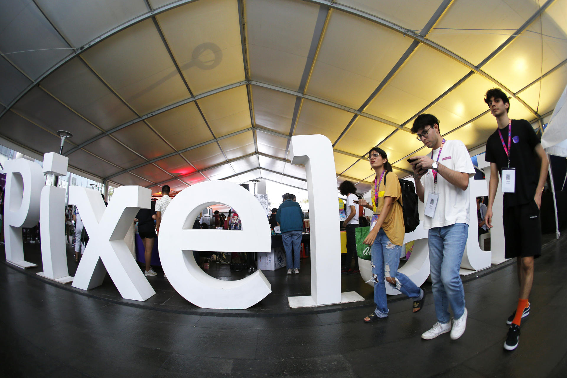Jóvenes participan en el Festival Pixelatl, el 7 de septiembre de 2023, realizado en la ciudad de Guadalajara, Jalisco (México). EFE/ Francisco Guasco
