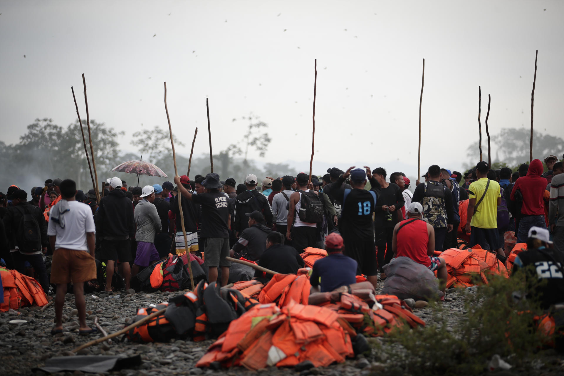 Migrantes hacen fila para ser trasladados en canoas hacia los albergues humanitarios de Lajas Blancas, el 15 de septiembre de 2023 en el pueblo indígena de Bajo Chiquito (Panamá). EFE/ Bienvenido Velasco
