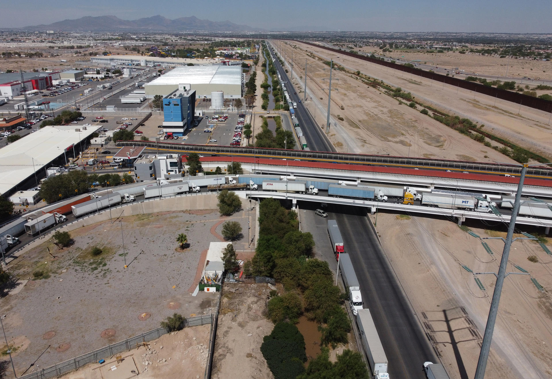Transportistas hacen fila para ingresar a Estados Unidos sobre el Puente Internacional Zaragoza, el 22 de septiembre de 2023 en Ciudad Juárez, Chihuahua (México). EFE/Luis Torres
