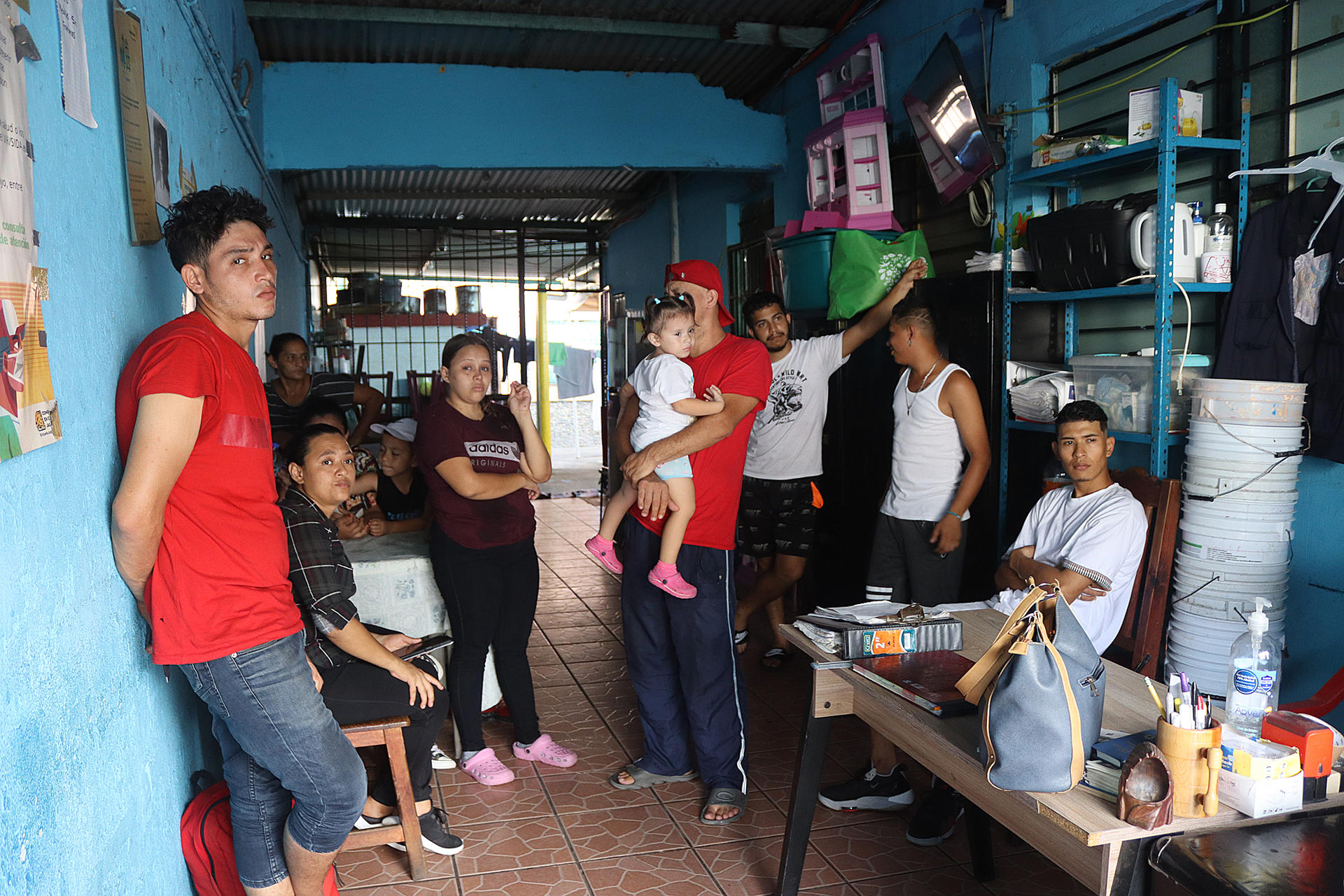 Migrantes permanecen en un refugio el 17 de septiembre de 2023, en Tapachula, Chiapas (México). EFE/Juan Manuel Blanco
