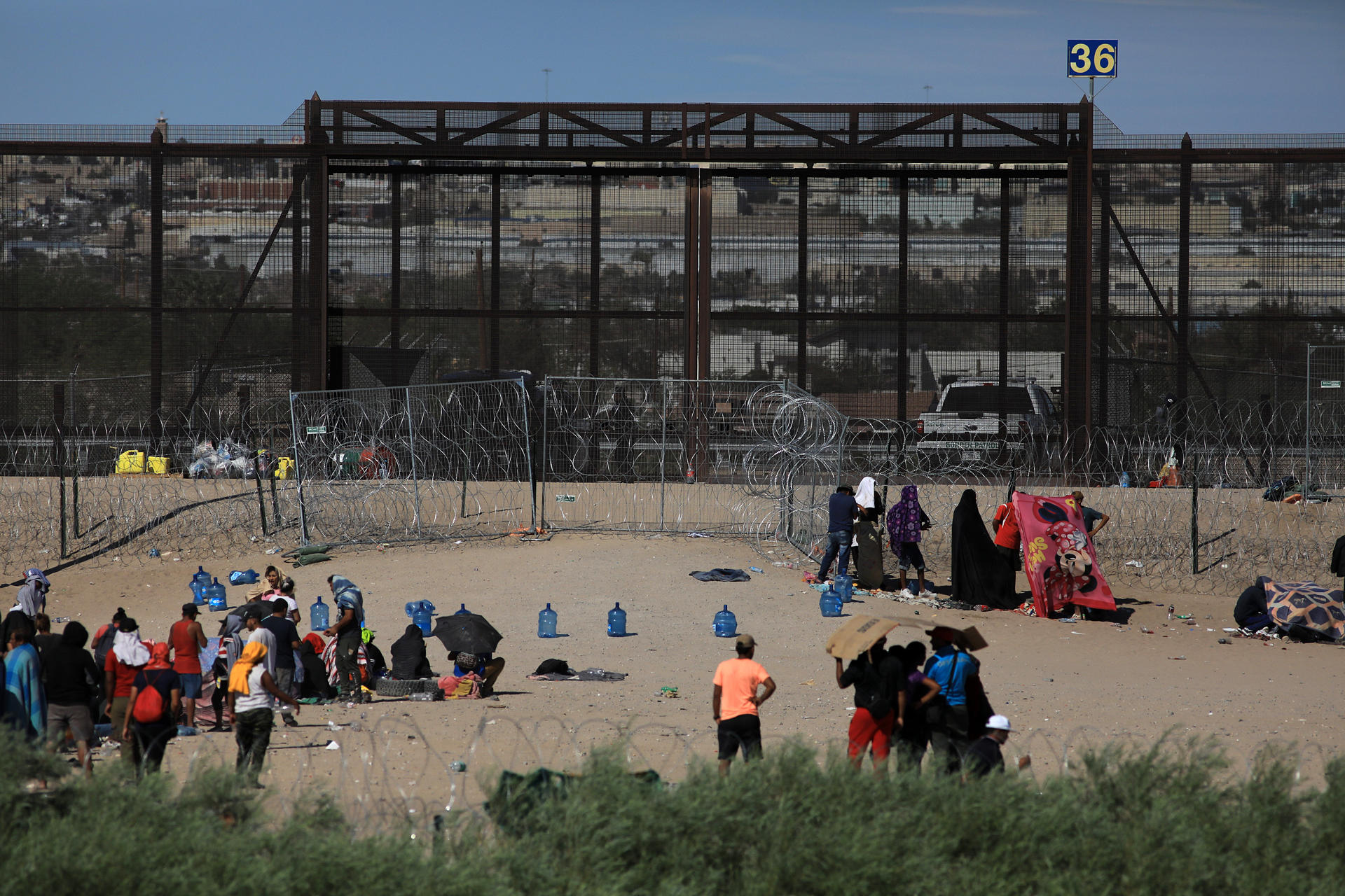 Un grupo de migrantes permanecen en la frontera con Estados Unidos el 22 de septiembre de 2023 en Ciudad Juárez, Chihuahua (México). EFE/Luis Torres
