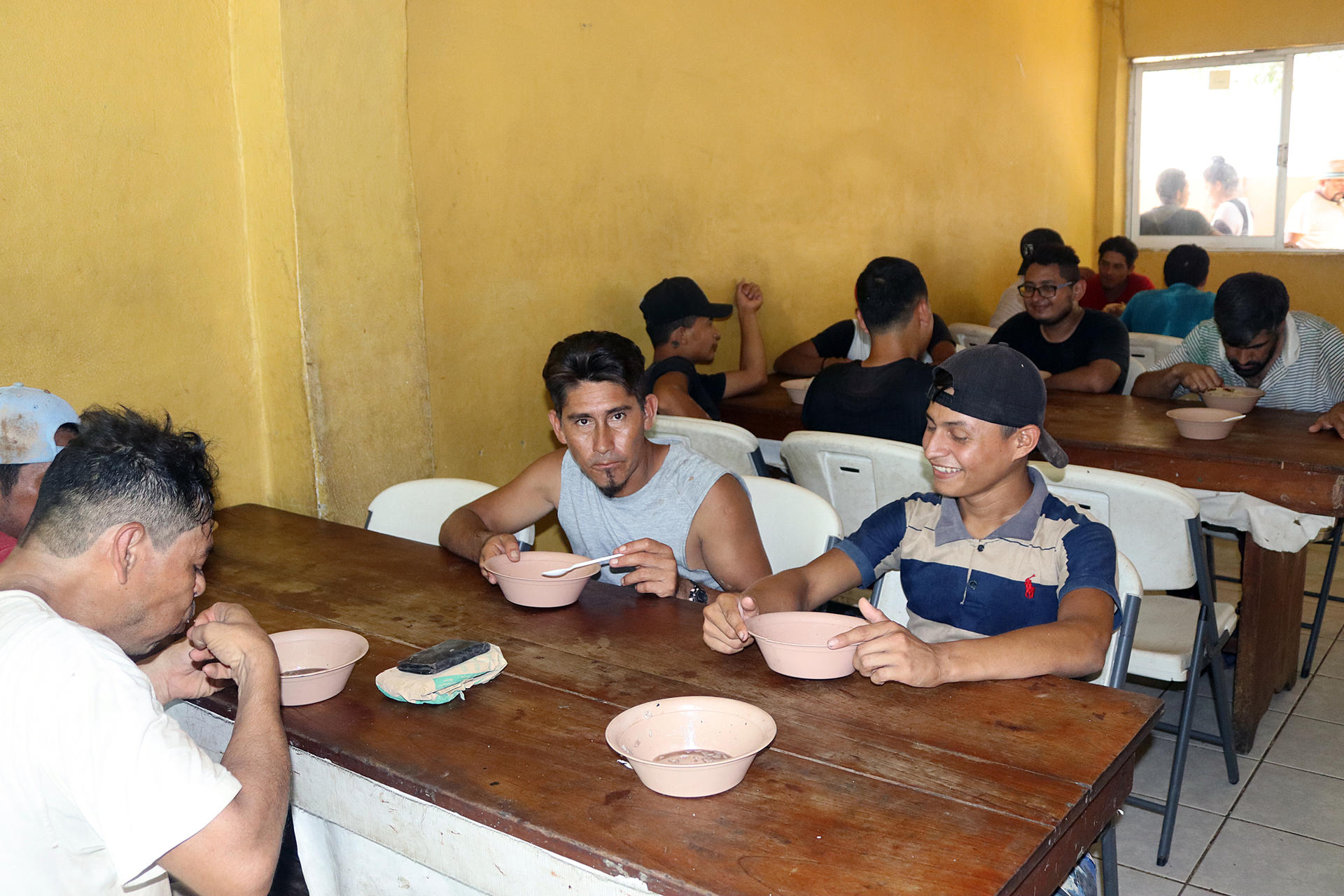 Migrantes comen en un refugio el 17 de septiembre de 2023, en Tapachula, Chiapas (México). EFE/Juan Manuel Blanco
