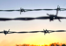 Prohíben al Gobierno Biden cortar el alambre de púas puesto por Texas en su frontera sur