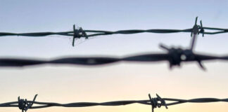 Prohíben al Gobierno Biden cortar el alambre de púas puesto por Texas en su frontera sur