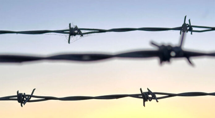 Prohíben al Gobierno Biden cortar el alambre de púas puesto por Texas en su frontera sur