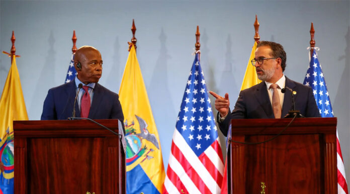 El alcalde de Nueva York compara en Ecuador a la crisis migratoria con un “virus agresivo”