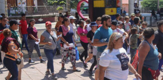 Migrantes en la frontera sur de México marchan para pedir protección a la Comisión de DDHH