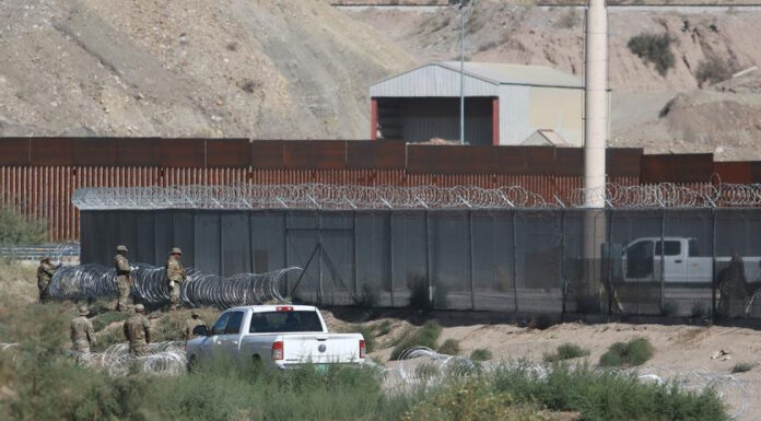 Denuncian que Texas extiende su polémica cerca en la frontera con México pese a críticas