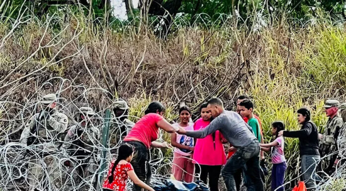 Migrantes saturan la frontera norte de México pese a la visita de la delegación de EEUU