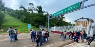 Dos detenidos y diez heridos tras una trifulca de miles de migrantes en el sur de México