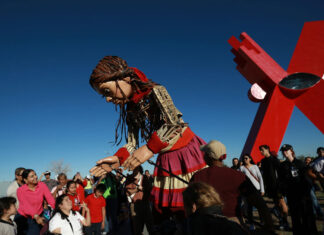 La muñeca Amal, símbolo de migrantes y refugiados, visita Ciudad Juárez