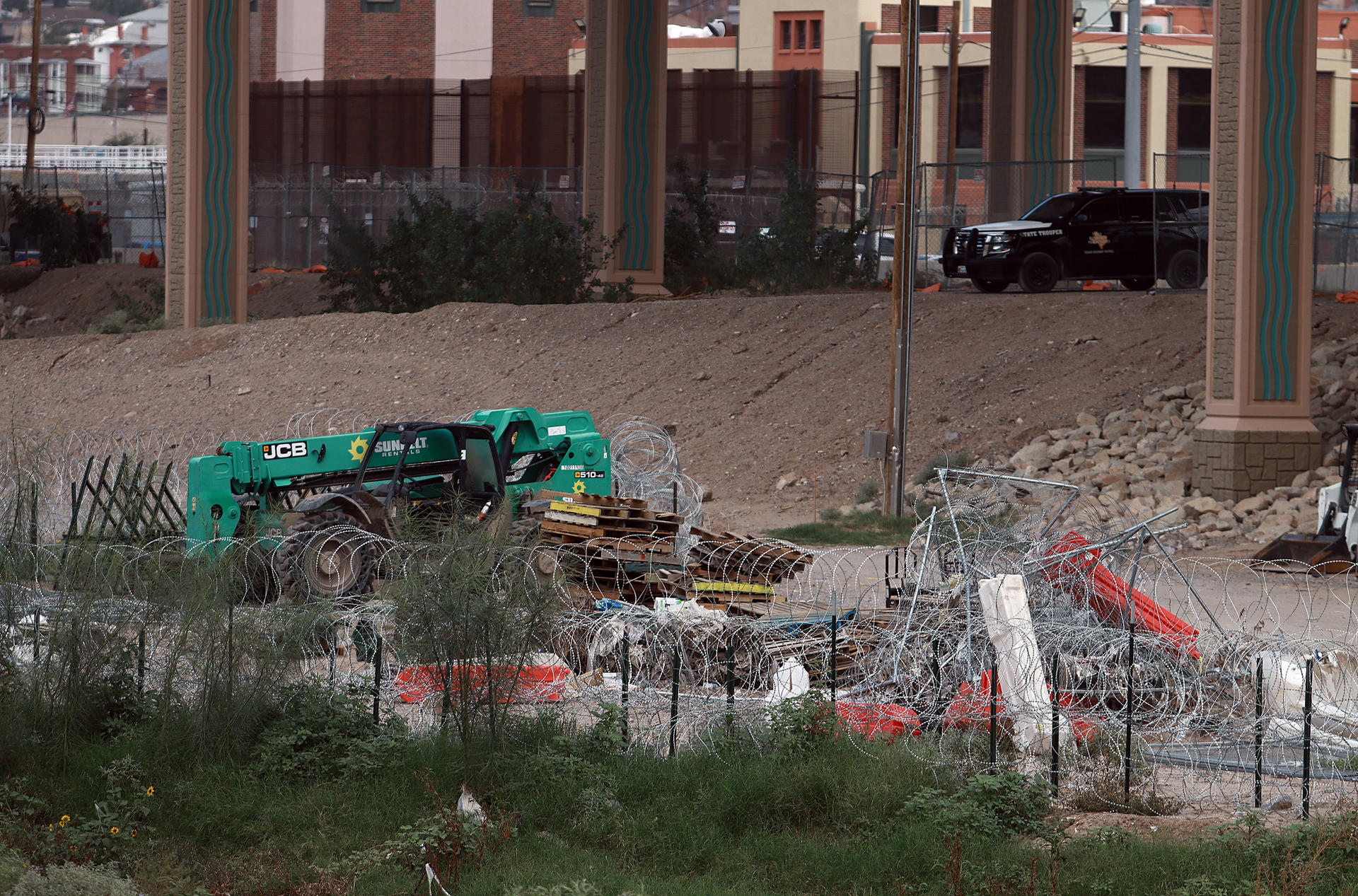 Vista de maquinaria con la que trabajadores refuerzan el muro fronterizo, el 10 de octubre de 2023, en ciudad Juárez en el estado de Chihuahua (México). EFE/Luis Torres
