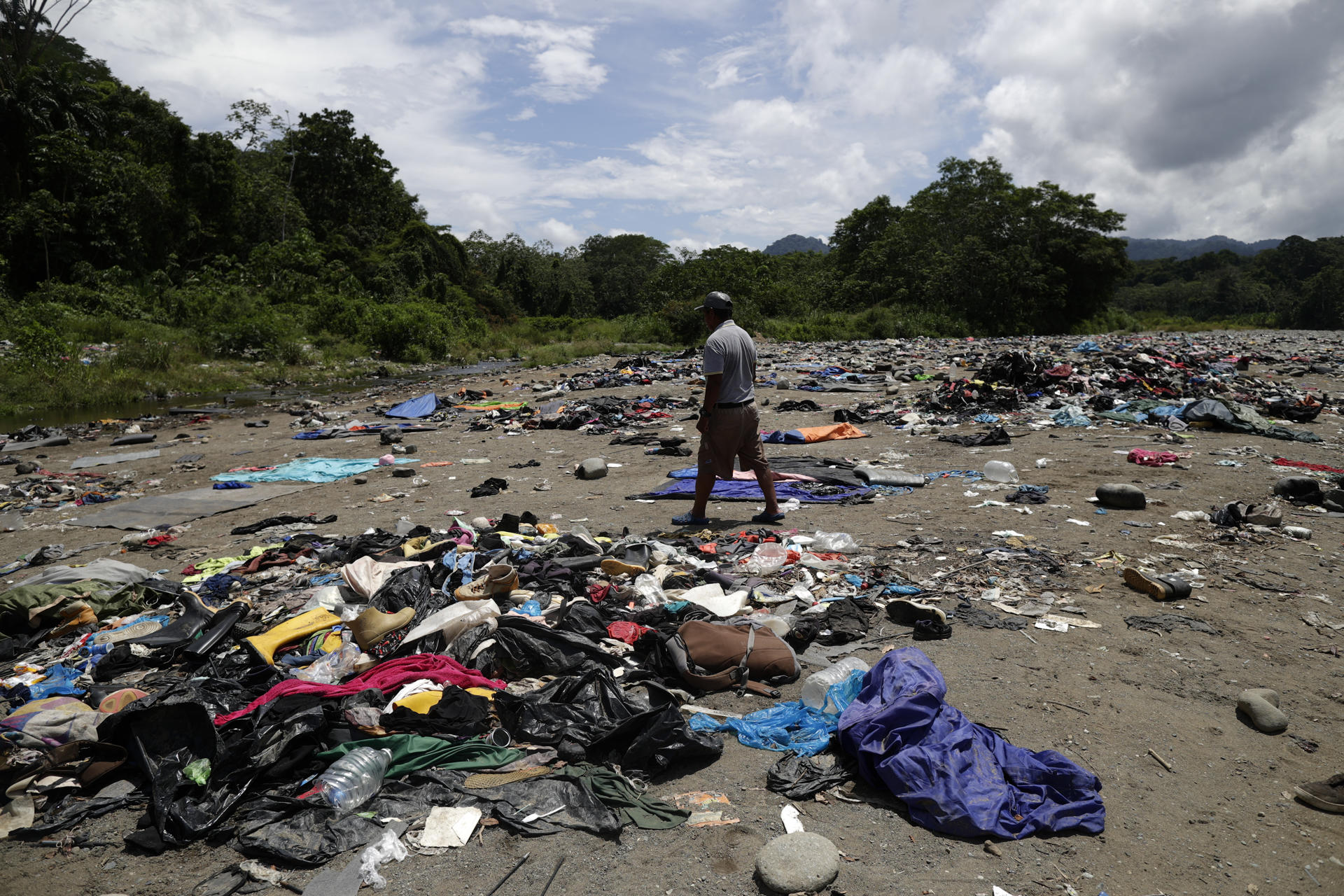 Un hombre camina en medio de los desechos arrojados por migrantes, el 14 de septiembre de 2023, en el Darién (Panamá). EFE/ Bienvenido Velasco
