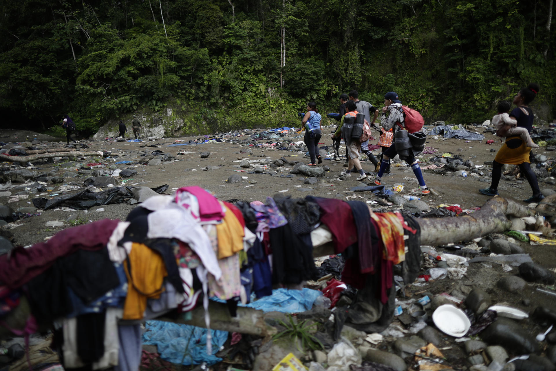 Migrantes caminan por trochas en su rumbo hacia los Estados Unidos, el 14 de septiembre de 2023, en el Darién (Panamá). EFE/ Bienvenido Velasco

