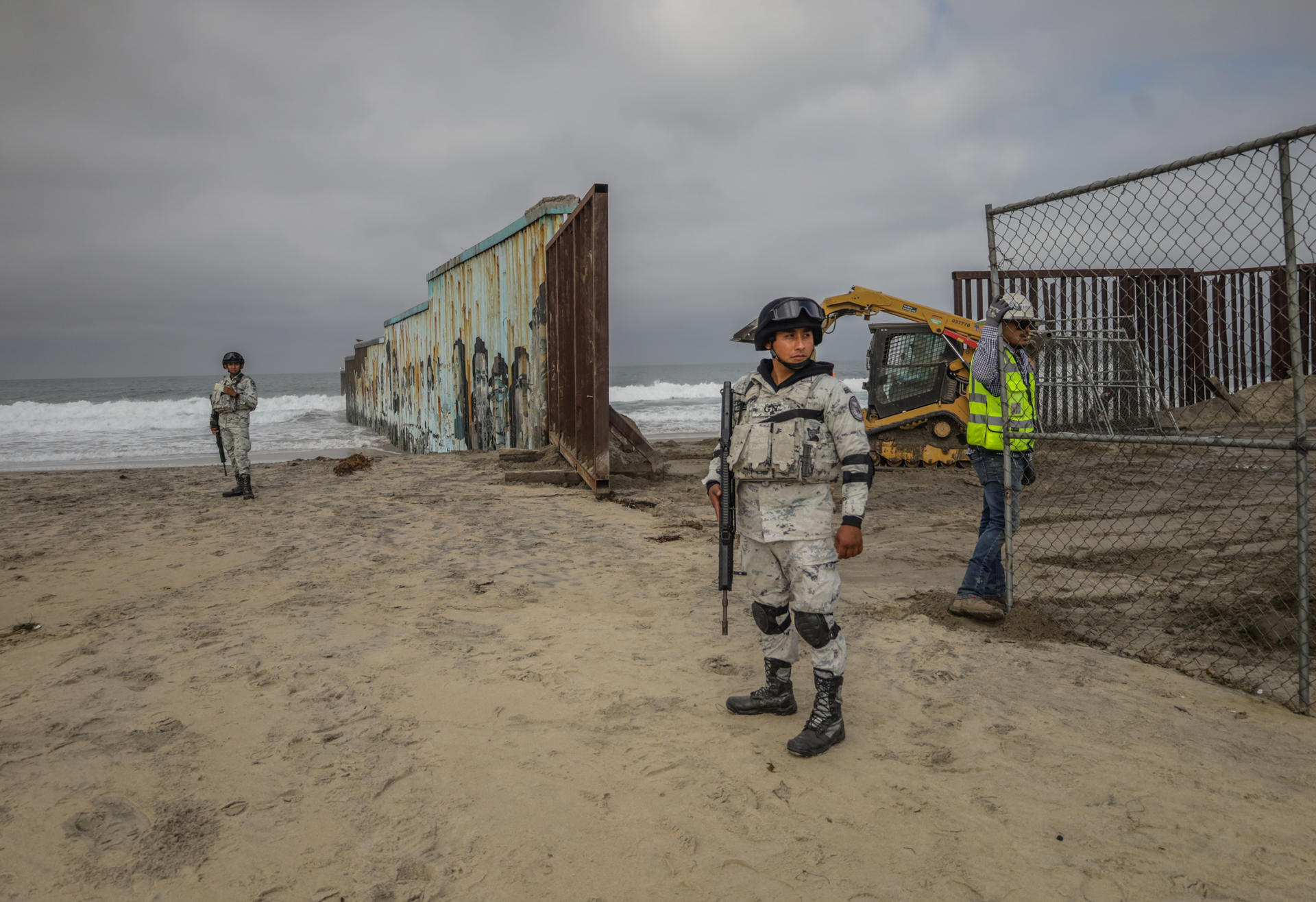 Miembros de la Guardia Nacional de México fueron registrados el pasado 13 de octubre al vigilar los trabajos del muro fronterizo que separa a México de Estados Unidos, en las playas de Tijuana (Baja California, México). EFE/Joebeth Terríquez
