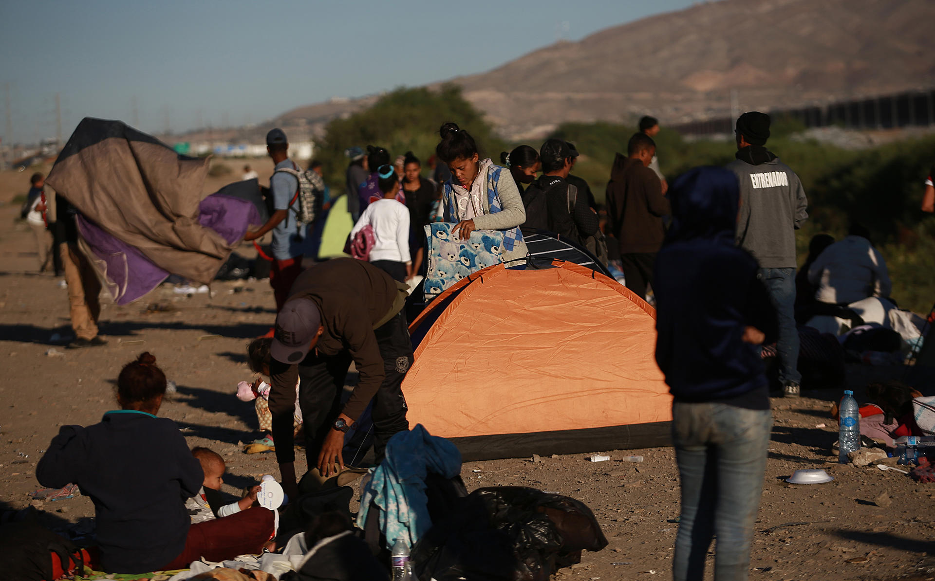 Migrantes permanecen hoy en carpas junto al Río Bravo en Ciudad Juárez, estado de Chihuahua (México). EFE/Luis Torres
