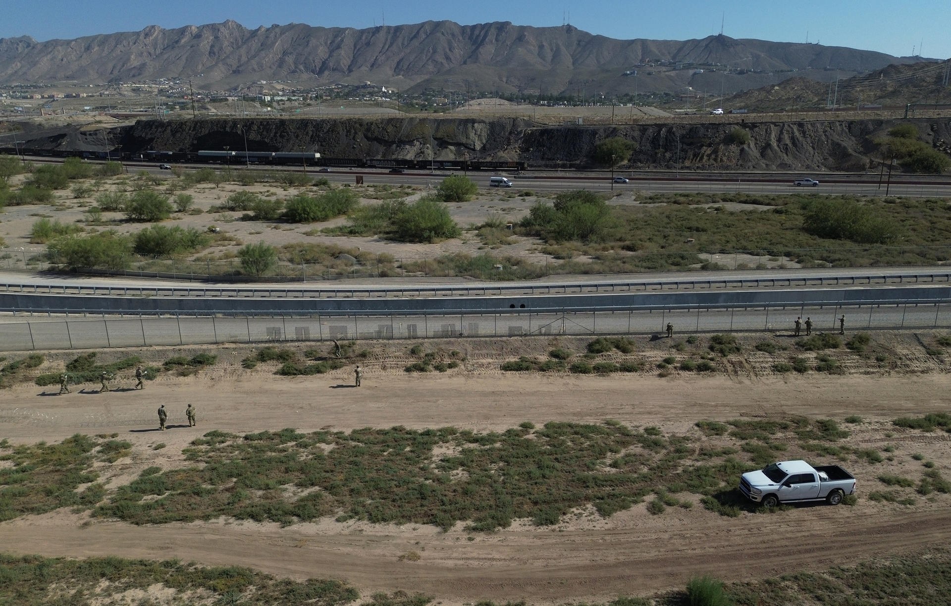 Miembros de la Guardia Nacional de Texas instalan barricadas de alambre de navajas, hoy, en el muro fronterizo en Ciudad Juárez, en Chihuahua (México). EFE/Luis Torres
