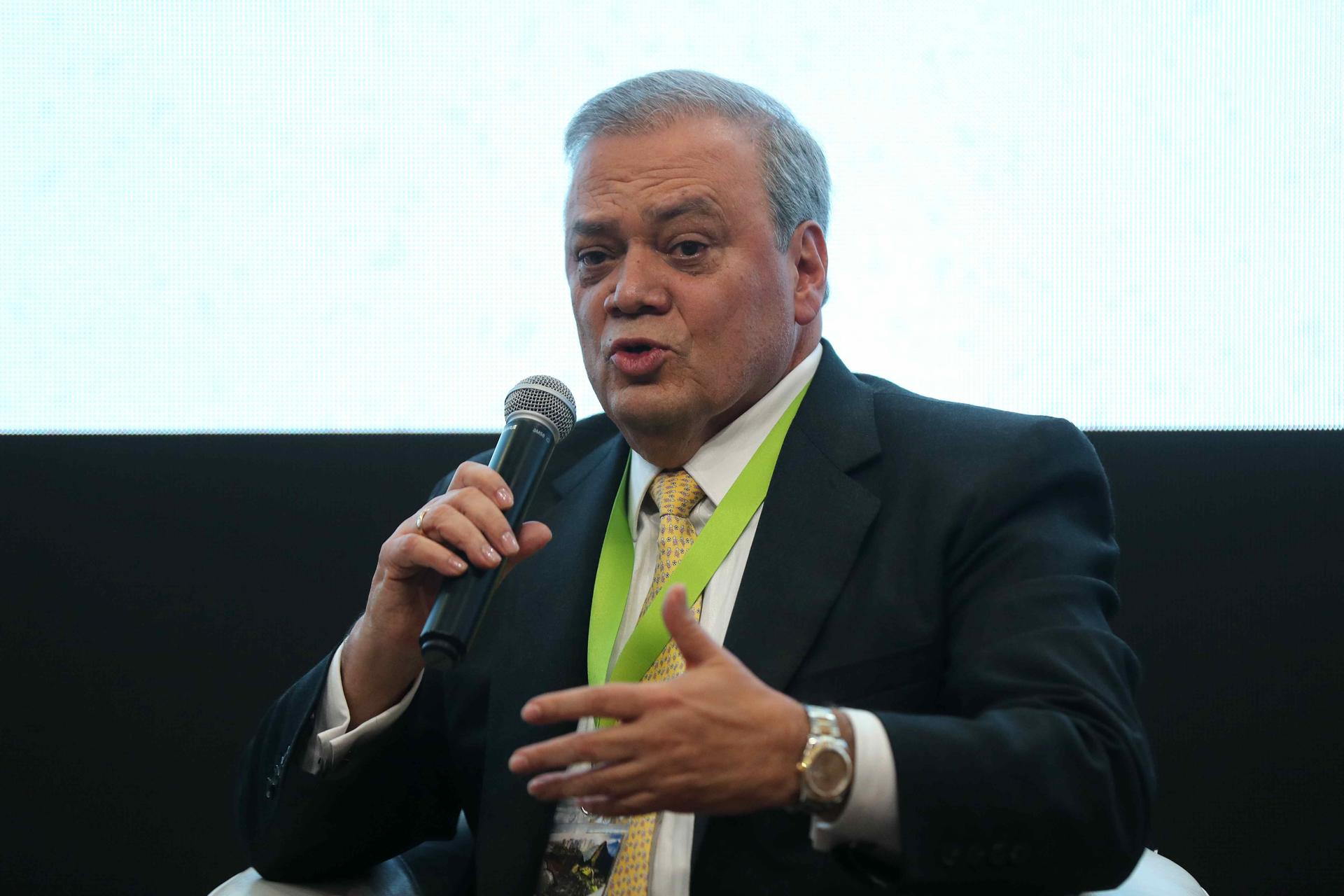 El presidente de la Cámara de Comercio de Bogotá (CCB), Ovidio Claros participa en el foro: Sostenibilidad y Digitalización: La base para la rentabilidad de las empresas del futuro, en Lima (Perú). EFE/Paolo Aguilar
