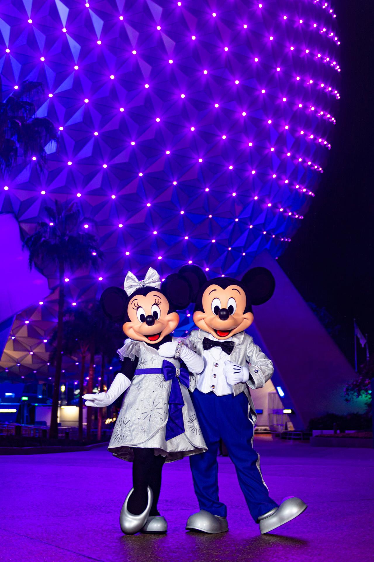 Fotografía cedida por Disney donde aparecen Mickey y Minnie Mouse con sus deslumbrantes trajes platino con ocasión de los 100 años de Disney mientras posan en la entrada del parque temático de EPCOT en Lake Buena Vista, Florida (EE. UU). EFE/Abigail Nilsson/Disney /SOLO USO EDITORIAL /NO VENTAS /SOLO DISPONIBLE PARA ILUSTRAR LA NOTICIA QUE ACOMPAÑA /CRÉDITO OBLIGATORIO
