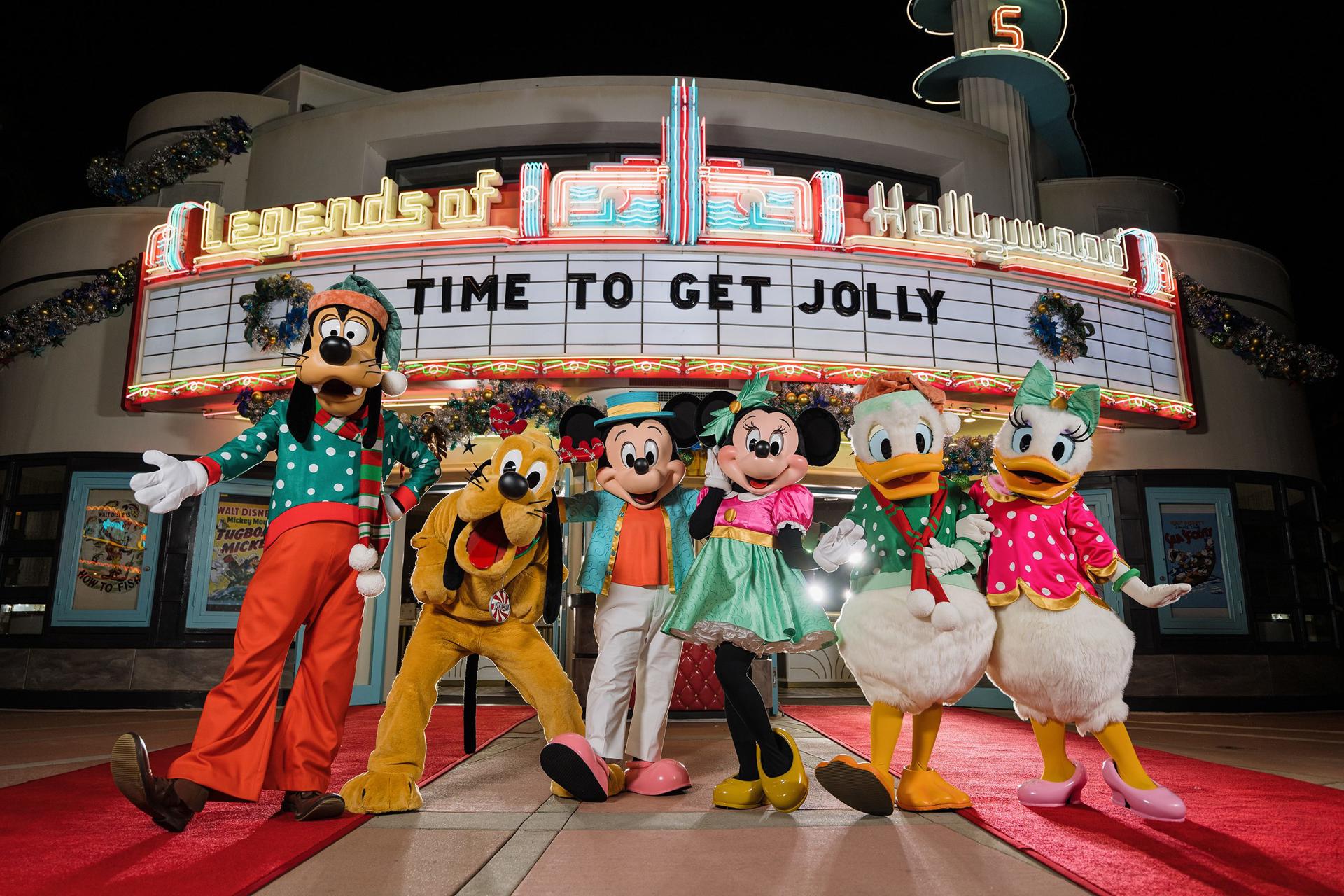 Fotografía cedida por Disney donde aparecen Mickey Mouse (3i), Minnie Mouse (3d) y sus amigos Goofy (i), Pluto (2i), Pato Donald (2d) y la pata Daisy (d), mientras lucen los nuevos atuendos exclusivos para el Disney Jollywood Nights, un nuevo evento en el Hollywood Studios de Disney en Lake Buena Vista, Florida (EE. UU). EFE/Steven Díaz/Disney /SOLO USO EDITORIAL /NO VENTAS /SOLO DISPONIBLE PARA ILUSTRAR LA NOTICIA QUE ACOMPAÑA /CRÉDITO OBLIGATORIO
