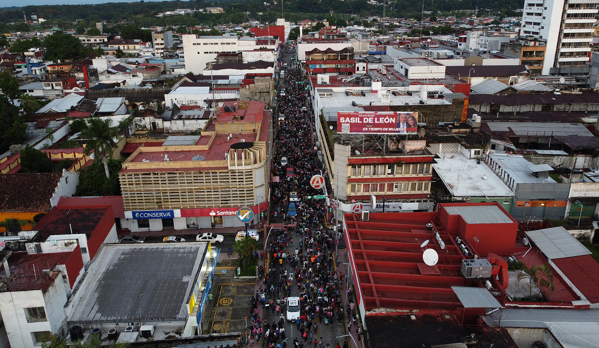 Fotografía aérea de migrantes caminando en caravanapara intentar llegar a EE. UU., hoy desde la ciudad de Tapachula, estado de Chiapas (México). EFE/Juan Manuel Blanco
