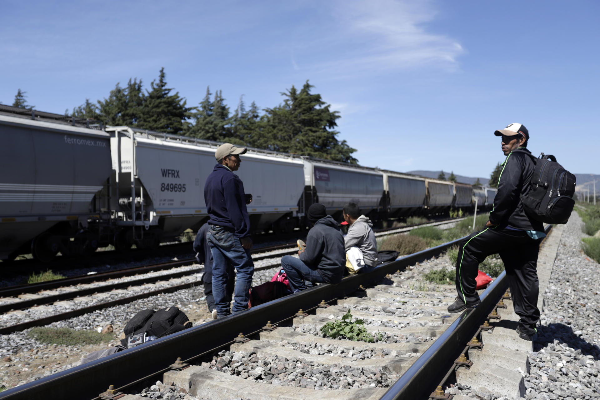 Migrantes centroamericanos descansan en la vía del tren denominado "La Bestia", hoy en la comunidad de Jesús Nazareno, perteneciente al municipio de Ciudad Serdán Estado de Puebla (México). EFE/ Hilda Ríos
