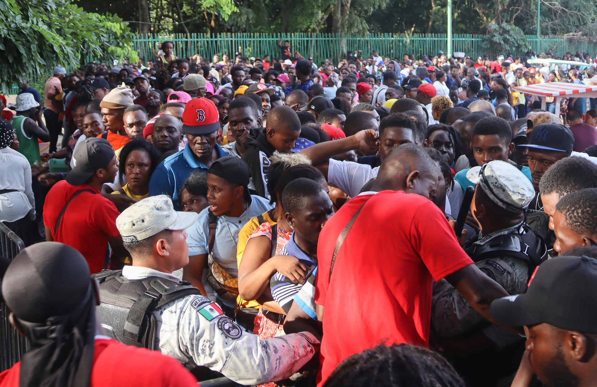 Migrantes hacen fila para regularizar documentos migratorios en las instalaciones temporales de la Comar, hoy en la ciudad de Tapachula, en el estado de Chiapas (México). EFE/Juan Manuel Blanco
