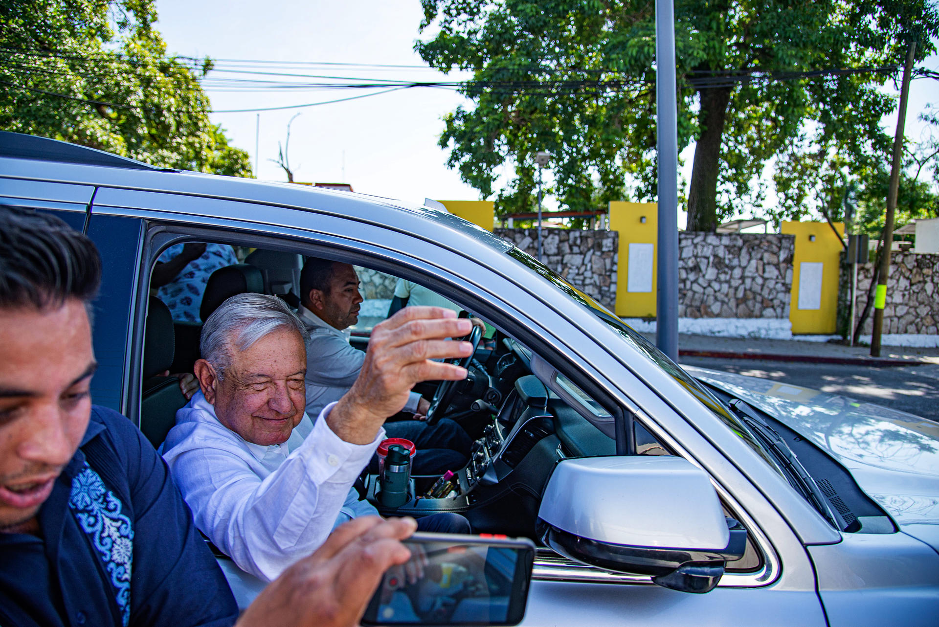 El presidente de México, Andrés Manuel López Obrador fue recibido con una manifestación de la Coordinadora Nacional de Trabajadores de la Educación (CNTE) a su llegada para participar en la cumbre migratoria hoy, en Palenque, Chiapas (México). EFE/Carlos López
