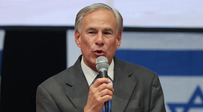 El gobernador de Texas presume de haber expulsado a 60 mil migrantes a otros estados