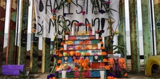 Activistas colocan ofrenda en muro fronterizo México-EEUU en honor a migrantes muertos