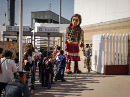 La marioneta Amal llega con mensaje de esperanza al muro fronterizo de la mexicana Tijuana