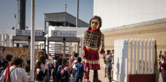 La marioneta Amal llega con mensaje de esperanza al muro fronterizo de la mexicana Tijuana