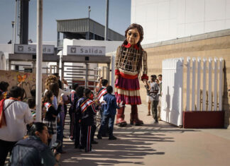 La marioneta Amal llega con mensaje de esperanza al muro fronterizo de la mexicana Tijuana
