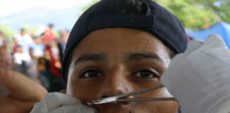 Migrantes se cosen la boca para pedir documentos de tránsito en sur de México