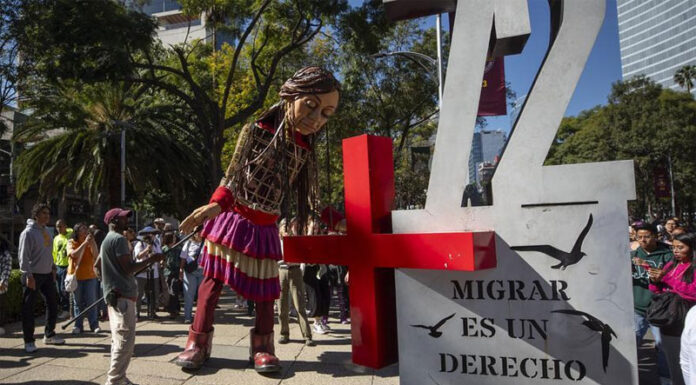 La muñeca gigante Amal recorre Ciudad de México con mensaje en pro de los refugiados