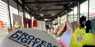 Centenares de migrantes se albergan en estaciones de un transporte público en Honduras