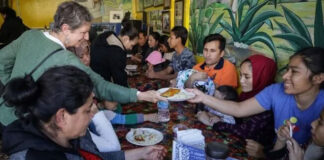 Activistas alimentan a migrantes en el ‘Thanksgiving’ en Tijuana, norte de México