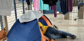 Venezolanos se albergan en el Trans-450 en un drama sin fin