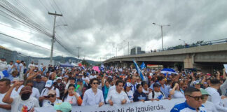 Miles marchan por Honduras en defensa de la democracia