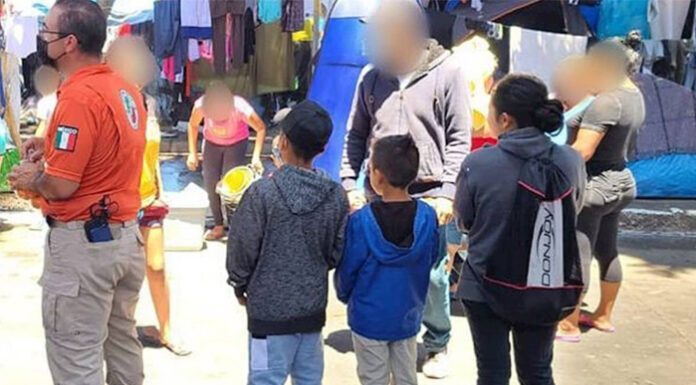 Juez suspende política de Trump que ponía fin a beneficios destinados a niños inmigrantes